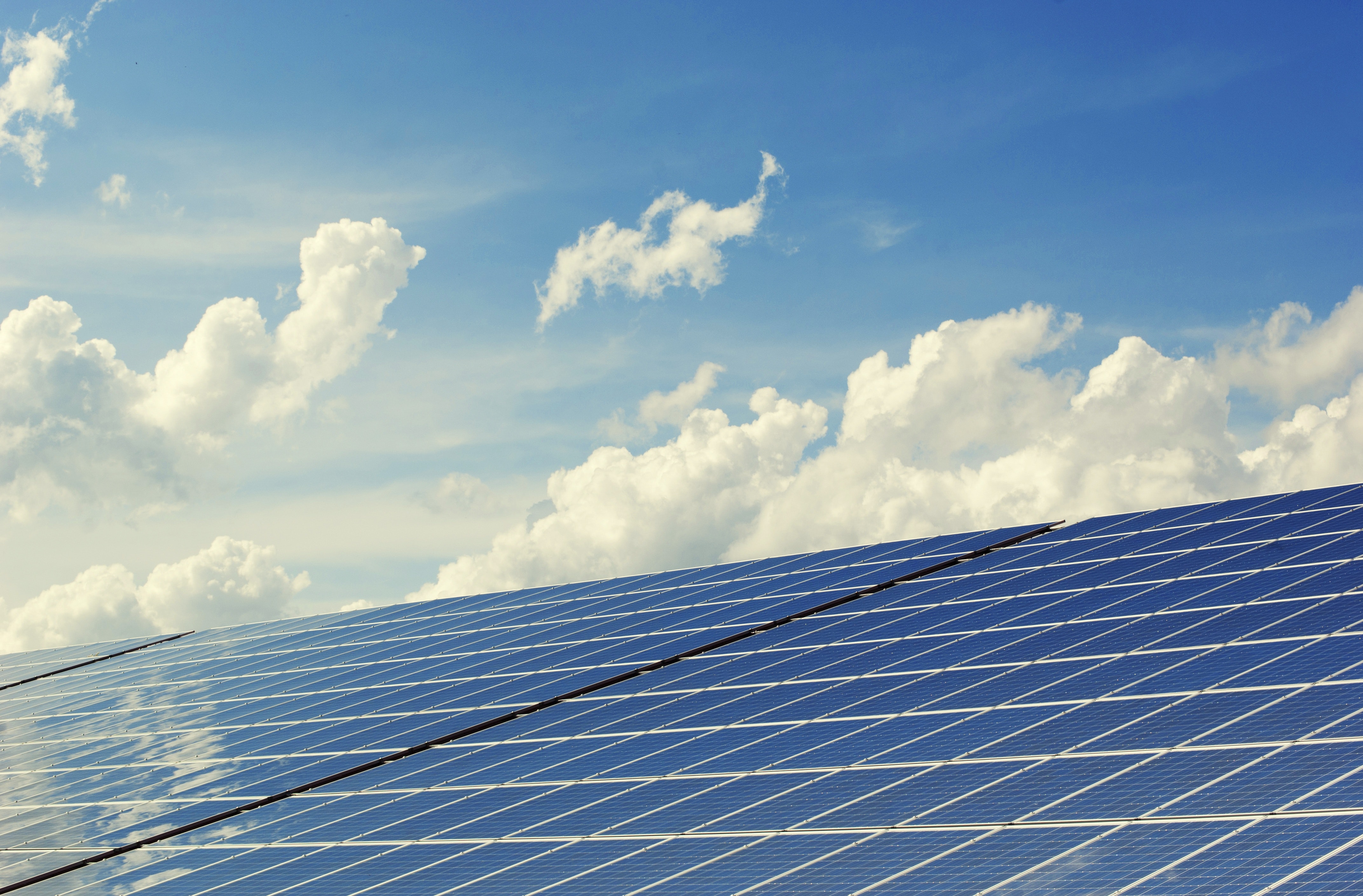 Zonnepanelen zon lucht wolken